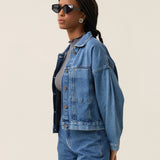 Jaqueta Jeans Oversized Andiroba Azul Médio Eco Denim™. Compre online moda sustentável e atemporal na Minimadeia. Roupas femininas estilosas, básicas e sustentáveis. Foto produto 08