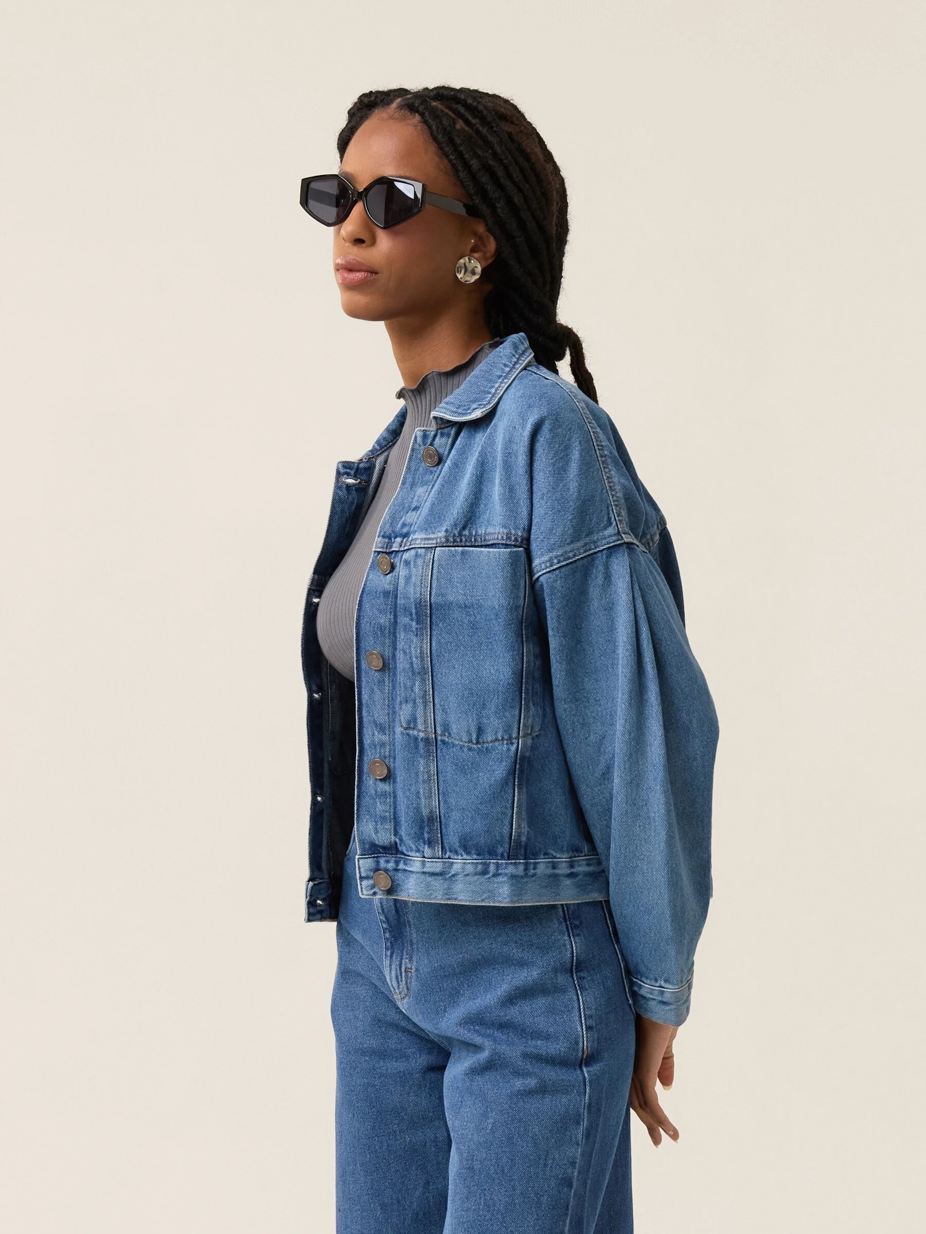 Jaqueta Jeans Oversized Andiroba Azul Médio Eco Denim™. Compre online moda sustentável e atemporal na Minimadeia. Roupas femininas estilosas, básicas e sustentáveis. Foto produto 08