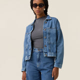 Jaqueta Jeans Oversized Andiroba Azul Médio Eco Denim™. Compre online moda sustentável e atemporal na Minimadeia. Roupas femininas estilosas, básicas e sustentáveis. Foto produto 09