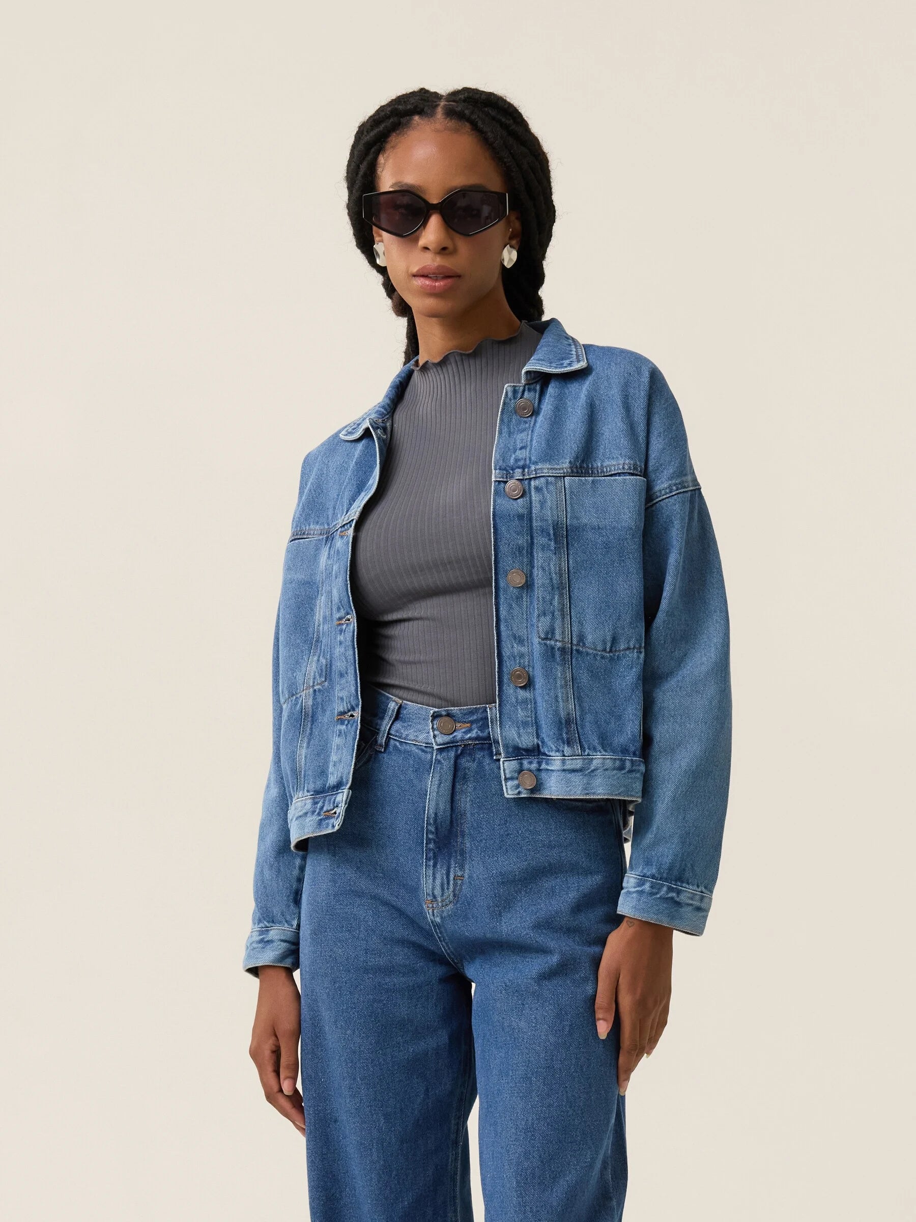 Jaqueta Jeans Oversized Andiroba Azul Médio Eco Denim™. Compre online moda sustentável e atemporal na Minimadeia. Roupas femininas estilosas, básicas e sustentáveis. Foto produto 09