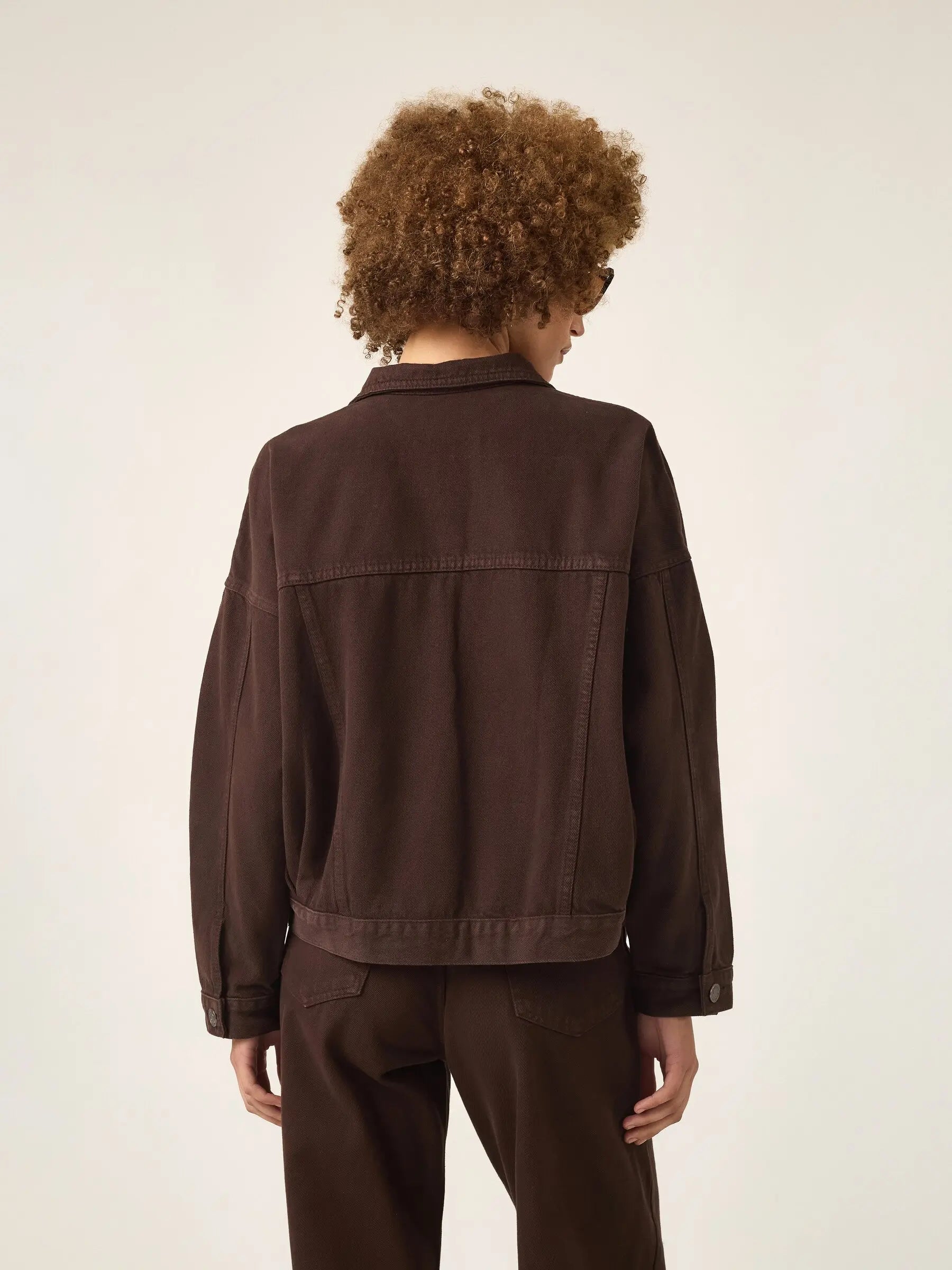 Jaqueta Jeans Oversized Andiroba Marrom Escuro Eco Denim™. Compre online moda sustentável e atemporal na Minimadeia. Roupas femininas estilosas, básicas e sustentáveis. Foto produto ABR25 07