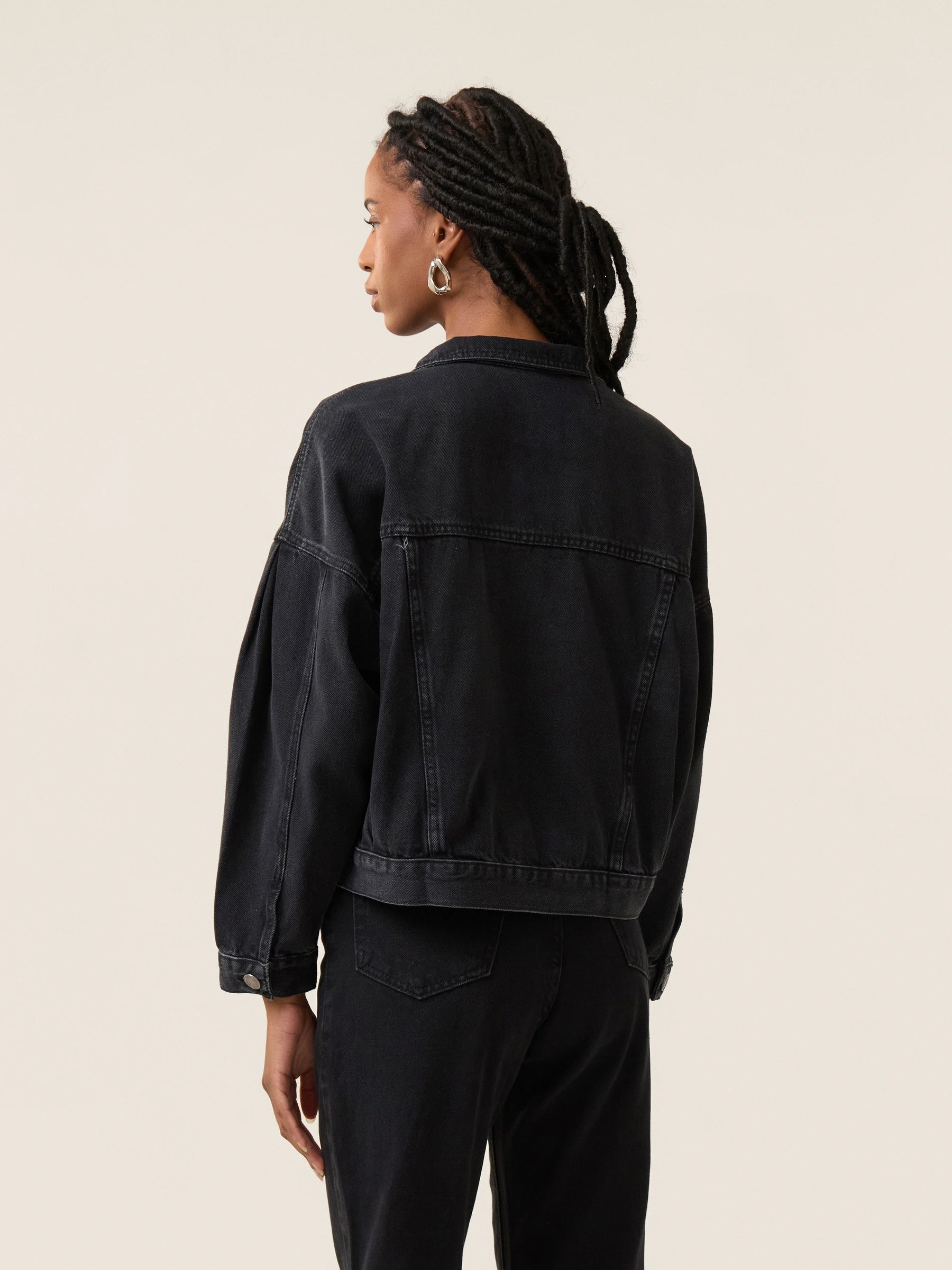 Jaqueta Jeans Oversized Andiroba Preta Eco Denim™. Compre online moda sustentável e atemporal na Minimadeia. Roupas femininas estilosas, básicas e sustentáveis. Foto produto 07