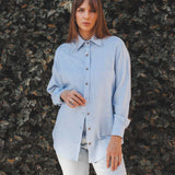 Camisa Oversized Cupuaçu de Linho e Viscose FSC™ Azul Claro. Compre online moda sustentável e atemporal na Minimadeia, marca slow fashion de roupas femininas sustentáveis. Foto lookbook AGO25 04