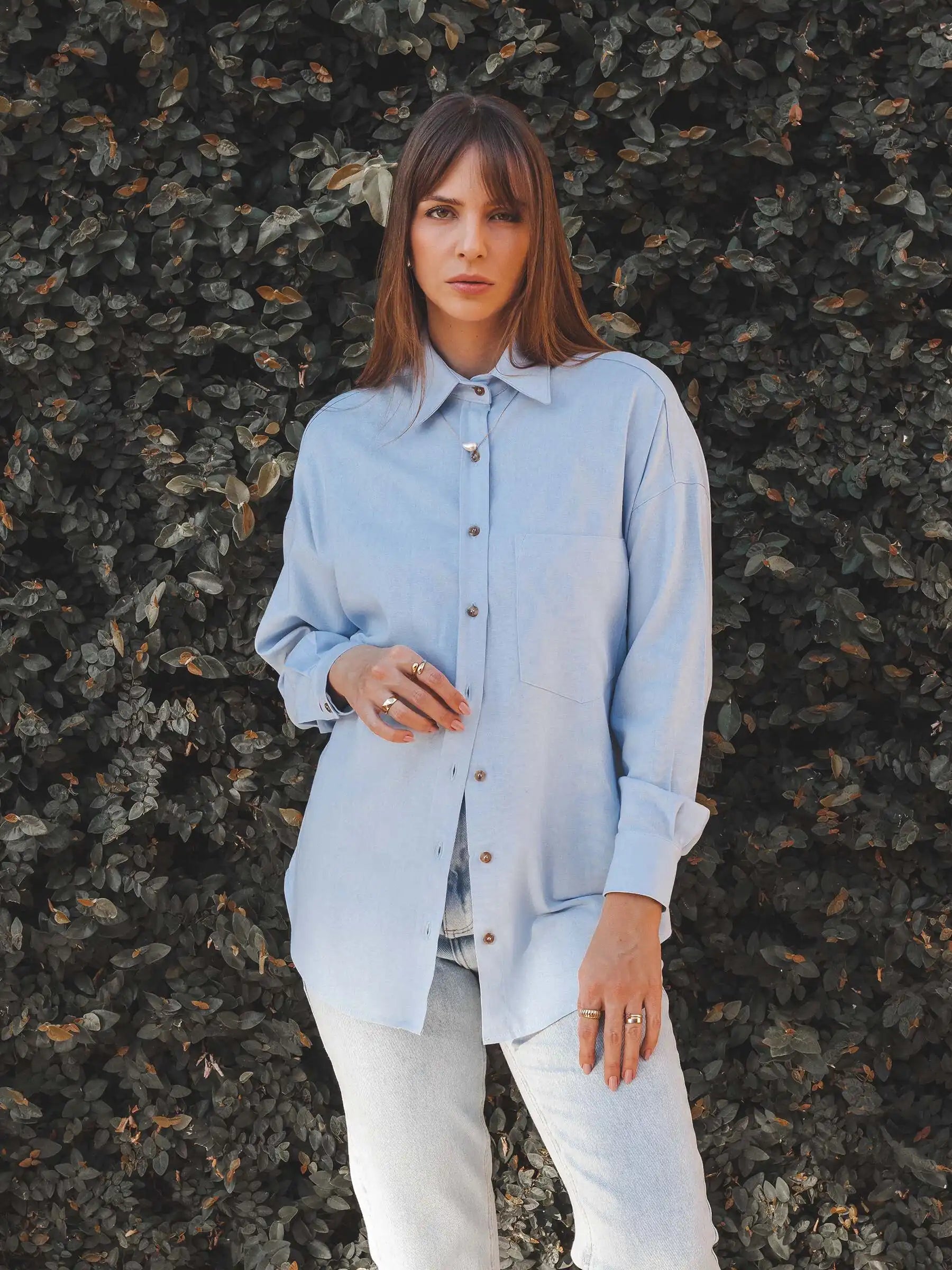 Camisa Oversized Cupuaçu de Linho e Viscose FSC™ Azul Claro. Compre online moda sustentável e atemporal na Minimadeia, marca slow fashion de roupas femininas sustentáveis. Foto lookbook AGO25 04
