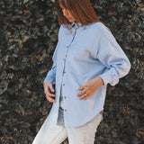Camisa Oversized Cupuaçu de Linho e Viscose FSC™ Azul Claro. Compre online moda sustentável e atemporal na Minimadeia, marca slow fashion de roupas femininas sustentáveis. Foto lookbook AGO25 05