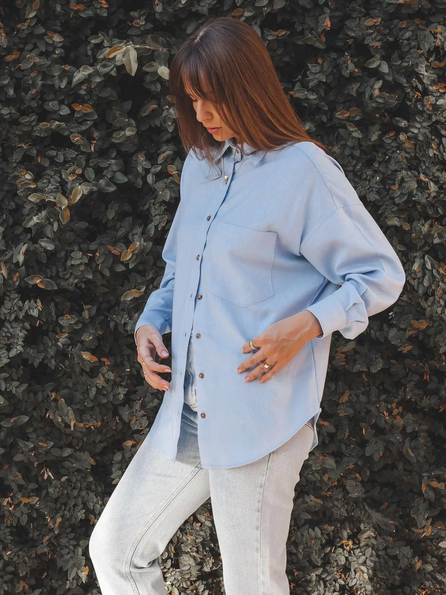 Camisa Oversized Cupuaçu de Linho e Viscose FSC™ Azul Claro. Compre online moda sustentável e atemporal na Minimadeia, marca slow fashion de roupas femininas sustentáveis. Foto lookbook AGO25 05