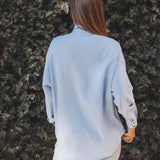 Camisa Oversized Cupuaçu de Linho e Viscose FSC™ Azul Claro. Compre online moda sustentável e atemporal na Minimadeia, marca slow fashion de roupas femininas sustentáveis. Foto lookbook AGO25 07