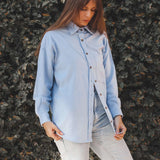 Camisa Oversized Cupuaçu de Linho e Viscose FSC™ Azul Claro. Compre online moda sustentável e atemporal na Minimadeia, marca slow fashion de roupas femininas sustentáveis. Foto lookbook AGO25 08