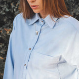 Camisa Oversized Cupuaçu de Linho e Viscose FSC™ Azul Claro. Compre online moda sustentável e atemporal na Minimadeia, marca slow fashion de roupas femininas sustentáveis. Foto lookbook AGO25 11