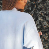 Camisa Oversized Cupuaçu de Linho e Viscose FSC™ Azul Claro. Compre online moda sustentável e atemporal na Minimadeia, marca slow fashion de roupas femininas sustentáveis. Foto lookbook AGO25 12