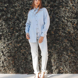 Camisa Oversized Cupuaçu de Linho e Viscose FSC™ Azul Claro. Compre online moda sustentável e atemporal na Minimadeia, marca slow fashion de roupas femininas sustentáveis. Foto lookbook AGO25 15