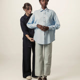 Camisa Oversized Cupuaçu de Linho e Viscose FSC™ Azul Claro. Compre online moda sustentável e atemporal na Minimadeia, marca slow fashion de roupas femininas sustentáveis. Foto lookbook JUN26 02