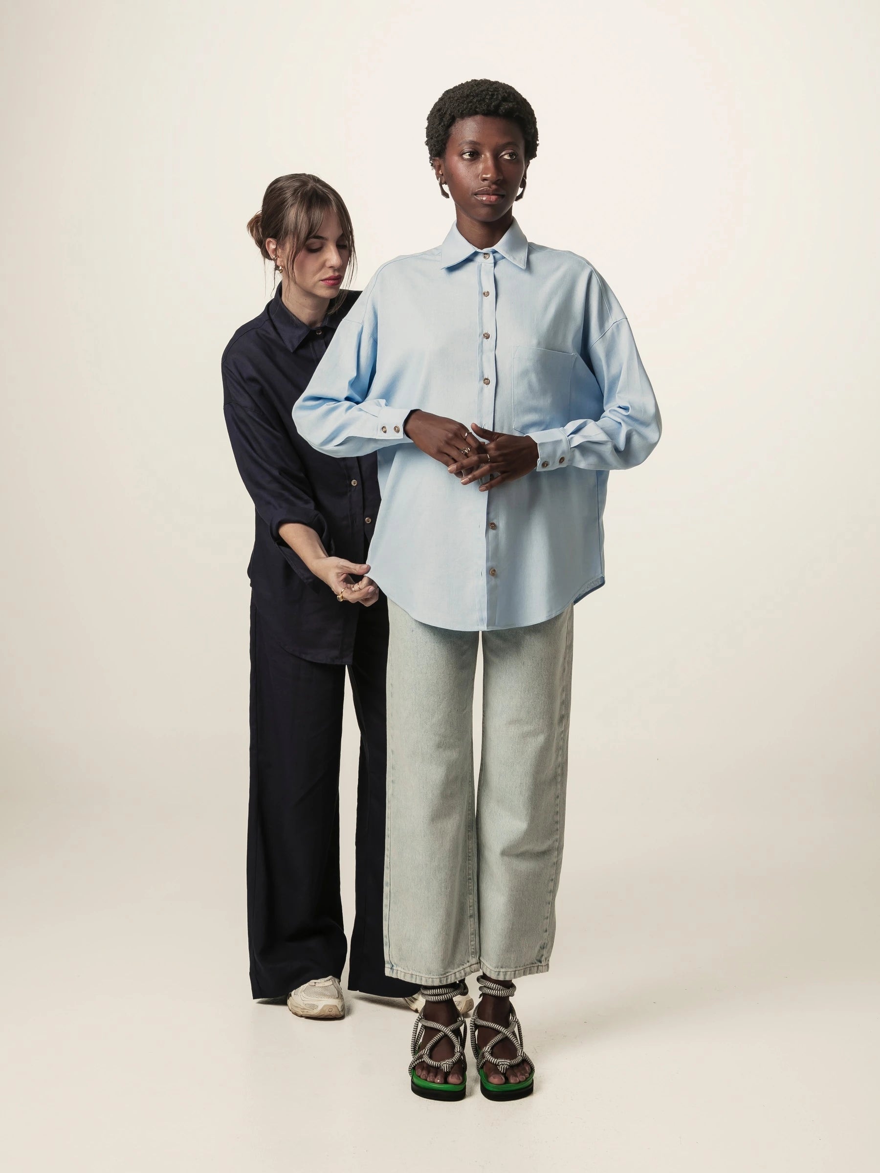 Camisa Oversized Cupuaçu de Linho e Viscose FSC™ Azul Claro. Compre online moda sustentável e atemporal na Minimadeia, marca slow fashion de roupas femininas sustentáveis. Foto lookbook JUN26 02