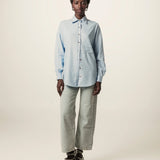 Camisa Oversized Cupuaçu de Linho e Viscose FSC™ Azul Claro. Compre online moda sustentável e atemporal na Minimadeia, marca slow fashion de roupas femininas sustentáveis. Foto lookbook JUN26 03