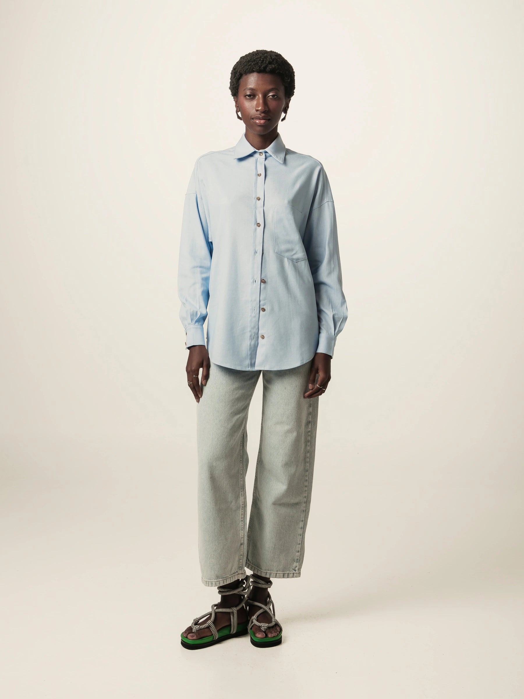 Camisa Oversized Cupuaçu de Linho e Viscose FSC™ Azul Claro. Compre online moda sustentável e atemporal na Minimadeia, marca slow fashion de roupas femininas sustentáveis. Foto lookbook JUN26 03