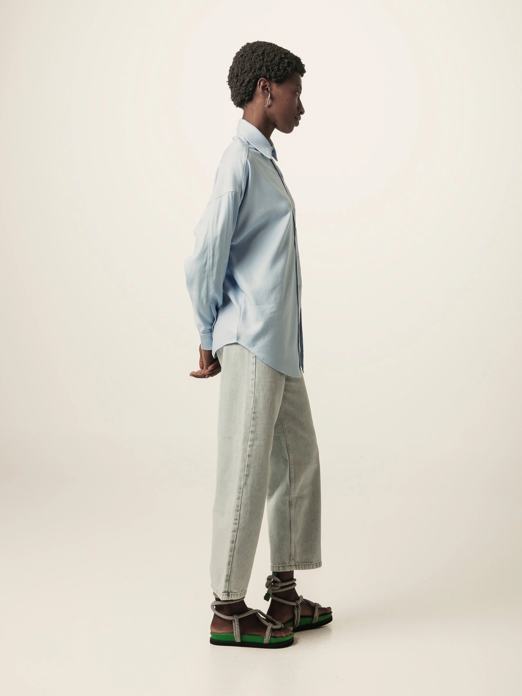 Camisa Oversized Cupuaçu de Linho e Viscose FSC™ Azul Claro. Compre online moda sustentável e atemporal na Minimadeia, marca slow fashion de roupas femininas sustentáveis. Foto lookbook JUN26 05