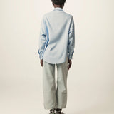 Camisa Oversized Cupuaçu de Linho e Viscose FSC™ Azul Claro. Compre online moda sustentável e atemporal na Minimadeia, marca slow fashion de roupas femininas sustentáveis. Foto lookbook JUN26 06