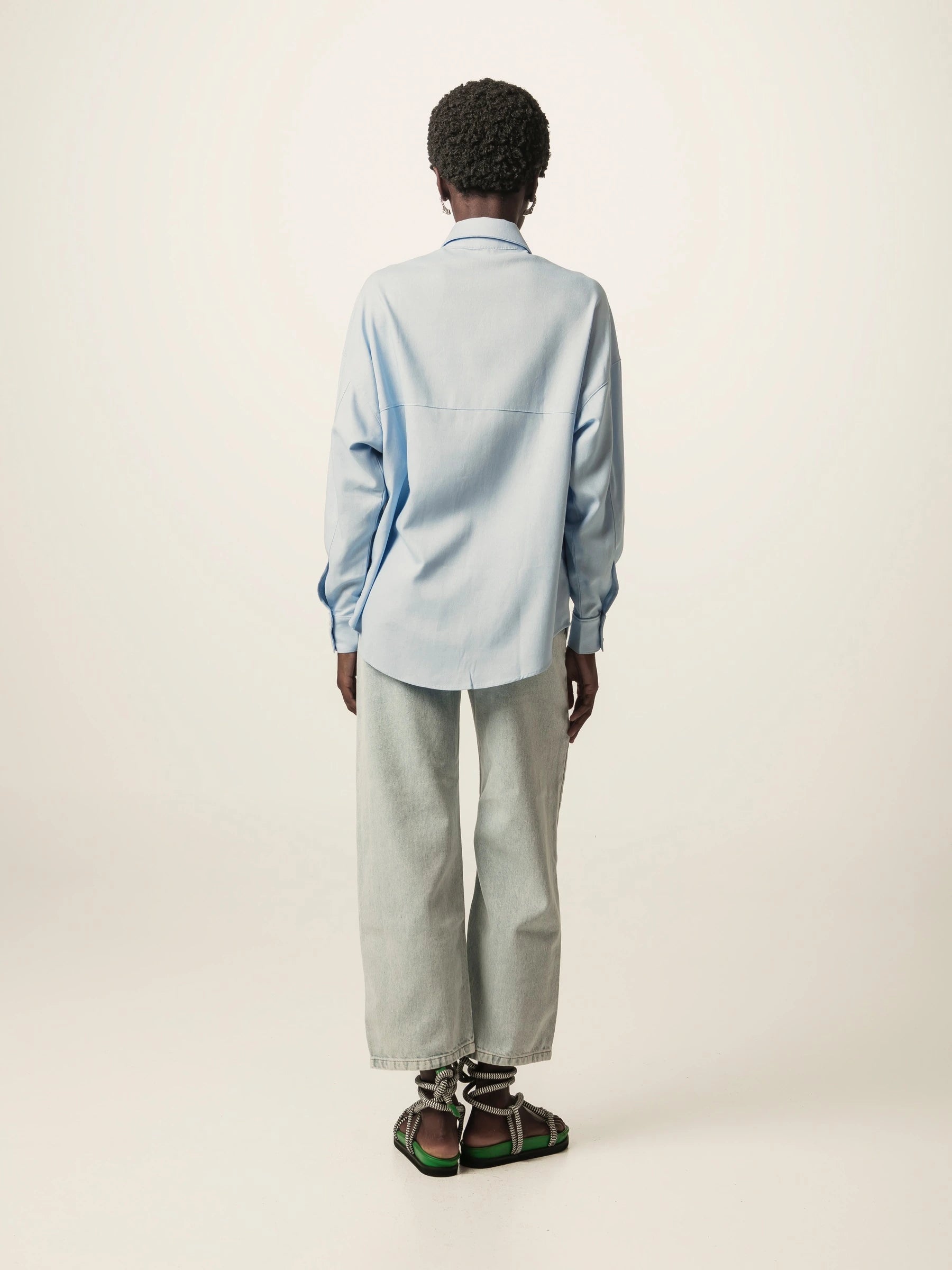 Camisa Oversized Cupuaçu de Linho e Viscose FSC™ Azul Claro. Compre online moda sustentável e atemporal na Minimadeia, marca slow fashion de roupas femininas sustentáveis. Foto lookbook JUN26 06