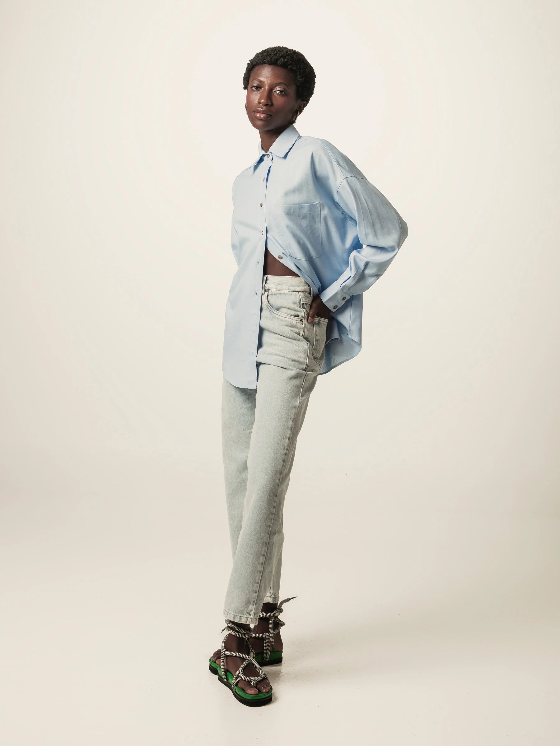 Camisa Oversized Cupuaçu de Linho e Viscose FSC™ Azul Claro. Compre online moda sustentável e atemporal na Minimadeia, marca slow fashion de roupas femininas sustentáveis. Foto lookbook JUN26 07