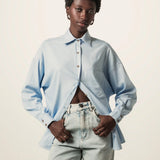 Camisa Oversized Cupuaçu de Linho e Viscose FSC™ Azul Claro. Compre online moda sustentável e atemporal na Minimadeia, marca slow fashion de roupas femininas sustentáveis. Foto lookbook JUN26 08