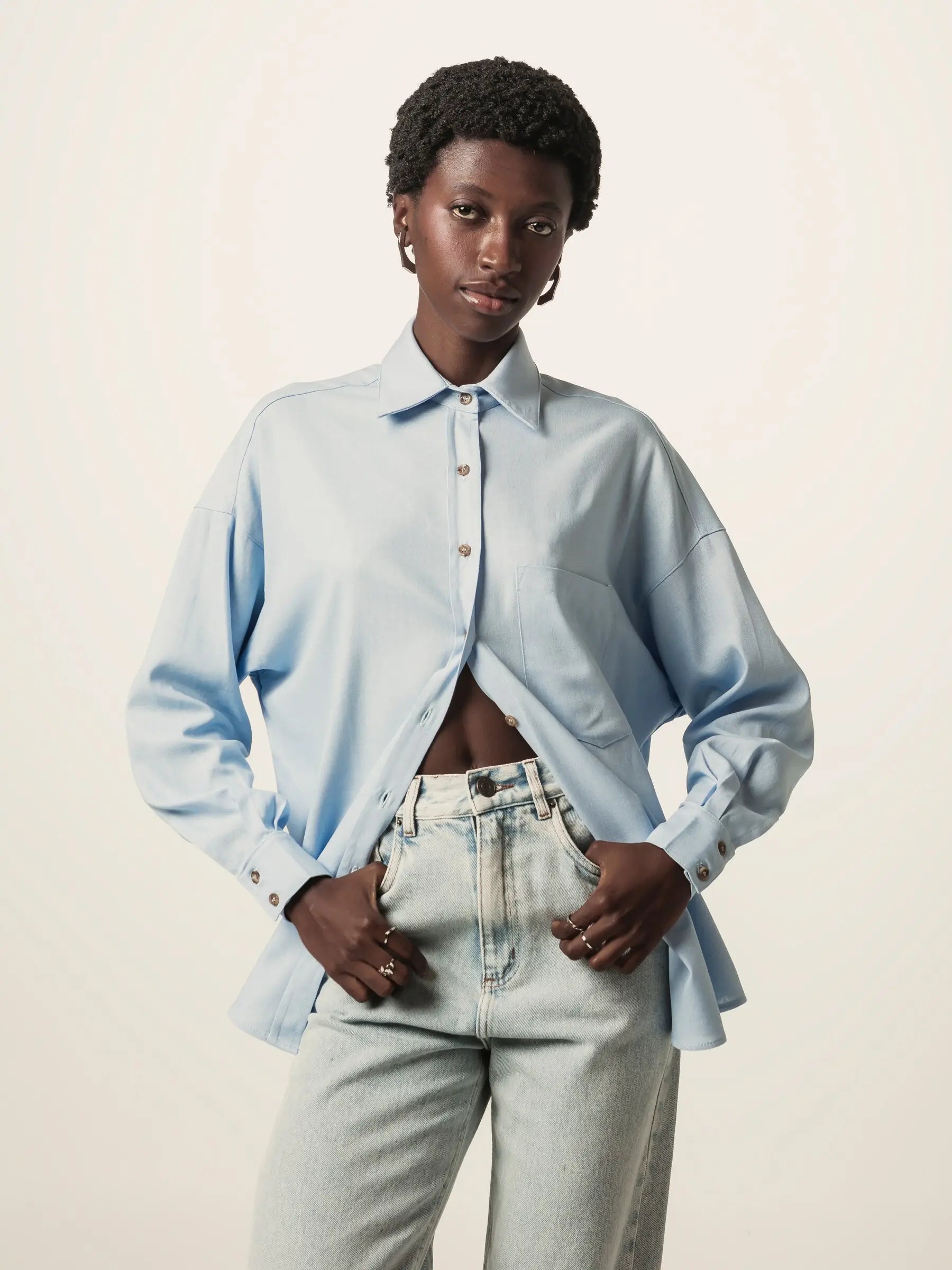 Camisa Oversized Cupuaçu de Linho e Viscose FSC™ Azul Claro. Compre online moda sustentável e atemporal na Minimadeia, marca slow fashion de roupas femininas sustentáveis. Foto lookbook JUN26 08