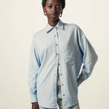 Camisa Oversized Cupuaçu de Linho e Viscose FSC™ Azul Claro. Compre online moda sustentável e atemporal na Minimadeia, marca slow fashion de roupas femininas sustentáveis. Foto lookbook JUN26 09
