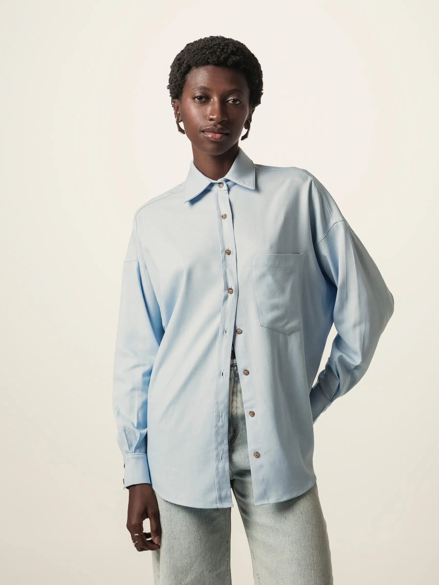Camisa Oversized Cupuaçu de Linho e Viscose FSC™ Azul Claro. Compre online moda sustentável e atemporal na Minimadeia, marca slow fashion de roupas femininas sustentáveis. Foto lookbook JUN26 09