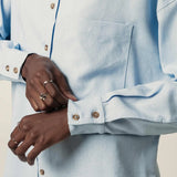 Camisa Oversized Cupuaçu de Linho e Viscose FSC™ Azul Claro. Compre online moda sustentável e atemporal na Minimadeia, marca slow fashion de roupas femininas sustentáveis. Foto lookbook JUN26 10