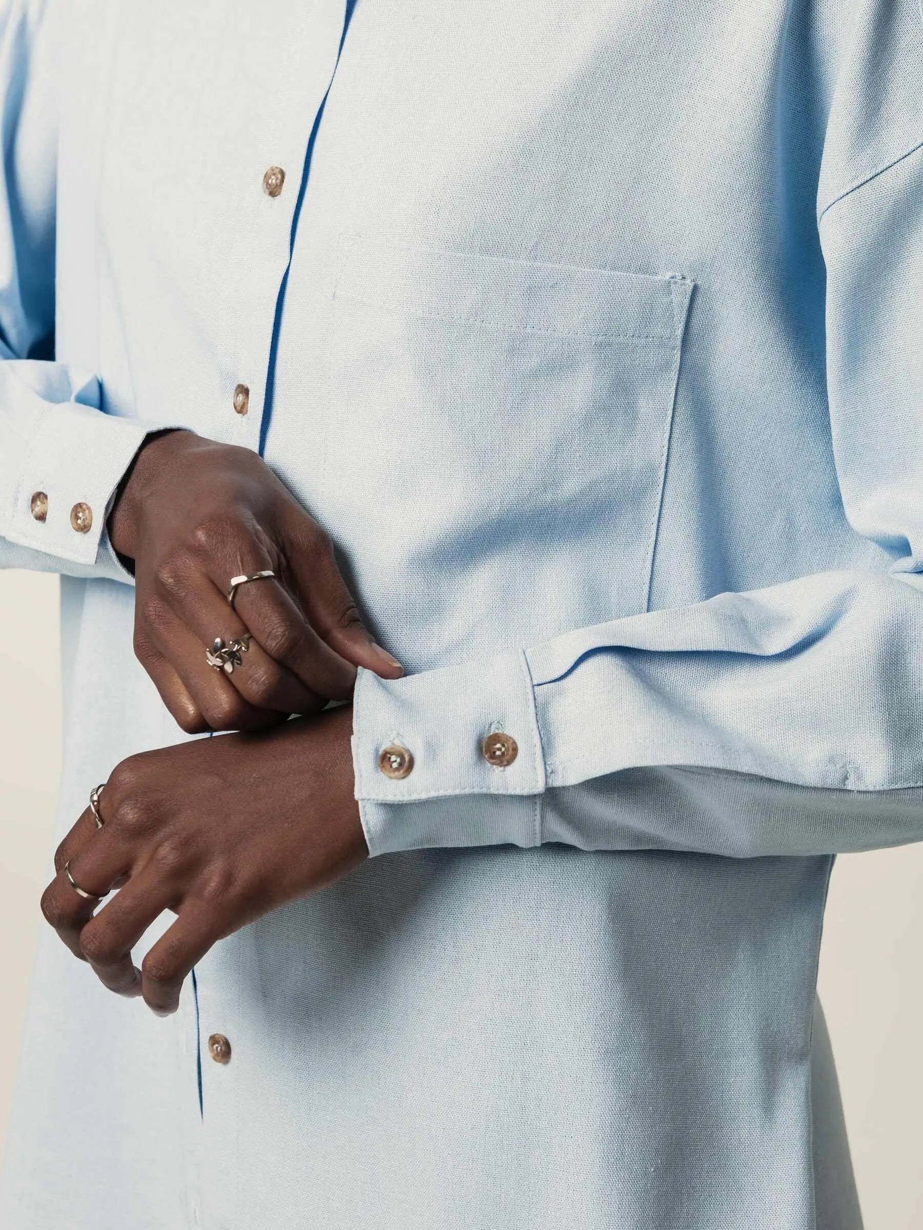 Camisa Oversized Cupuaçu de Linho e Viscose FSC™ Azul Claro. Compre online moda sustentável e atemporal na Minimadeia, marca slow fashion de roupas femininas sustentáveis. Foto lookbook JUN26 10