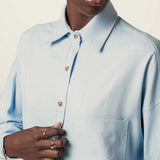 Camisa Oversized Cupuaçu de Linho e Viscose FSC™ Azul Claro. Compre online moda sustentável e atemporal na Minimadeia, marca slow fashion de roupas femininas sustentáveis. Foto lookbook JUN26 11