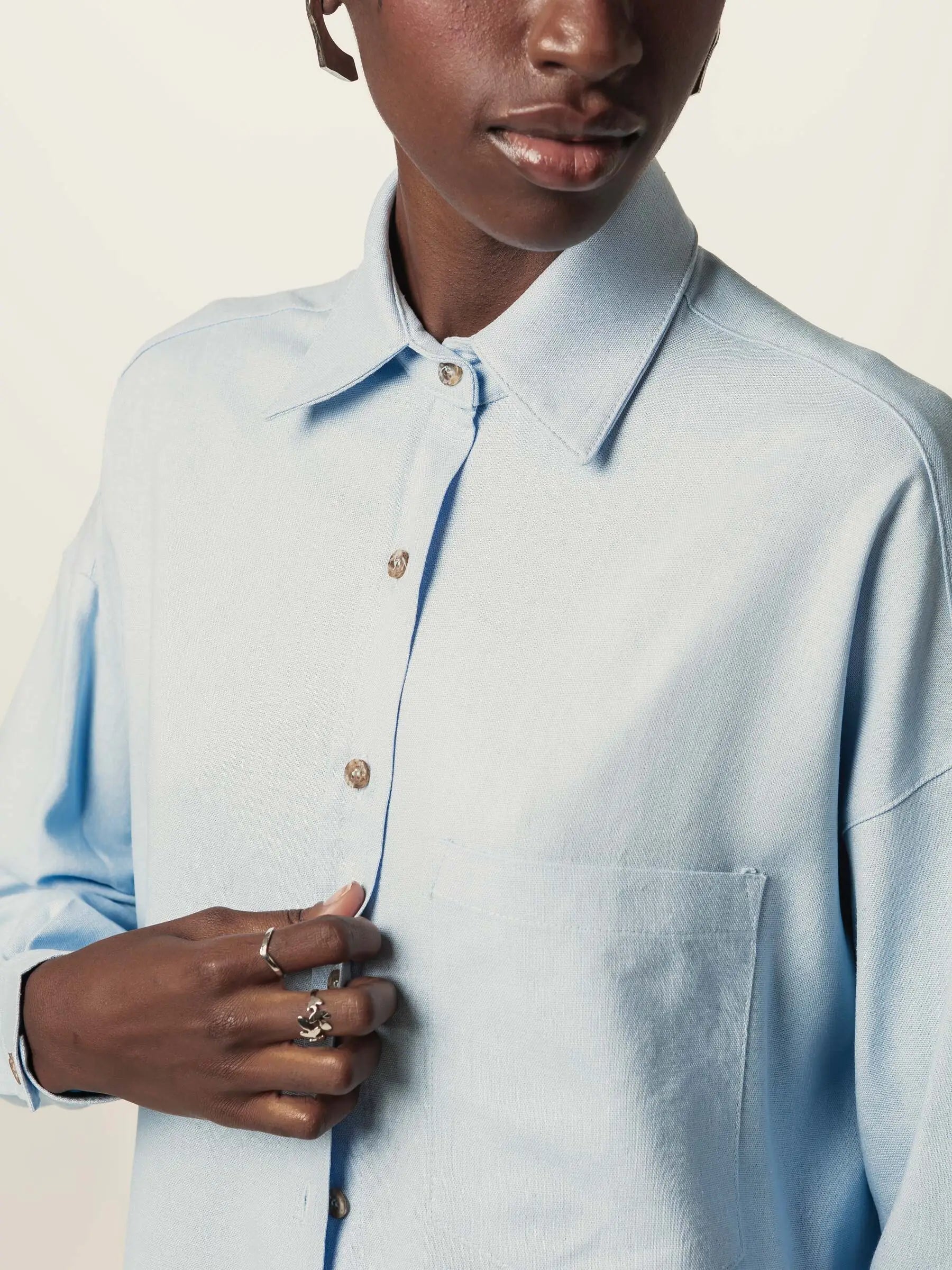 Camisa Oversized Cupuaçu de Linho e Viscose FSC™ Azul Claro. Compre online moda sustentável e atemporal na Minimadeia, marca slow fashion de roupas femininas sustentáveis. Foto lookbook JUN26 11
