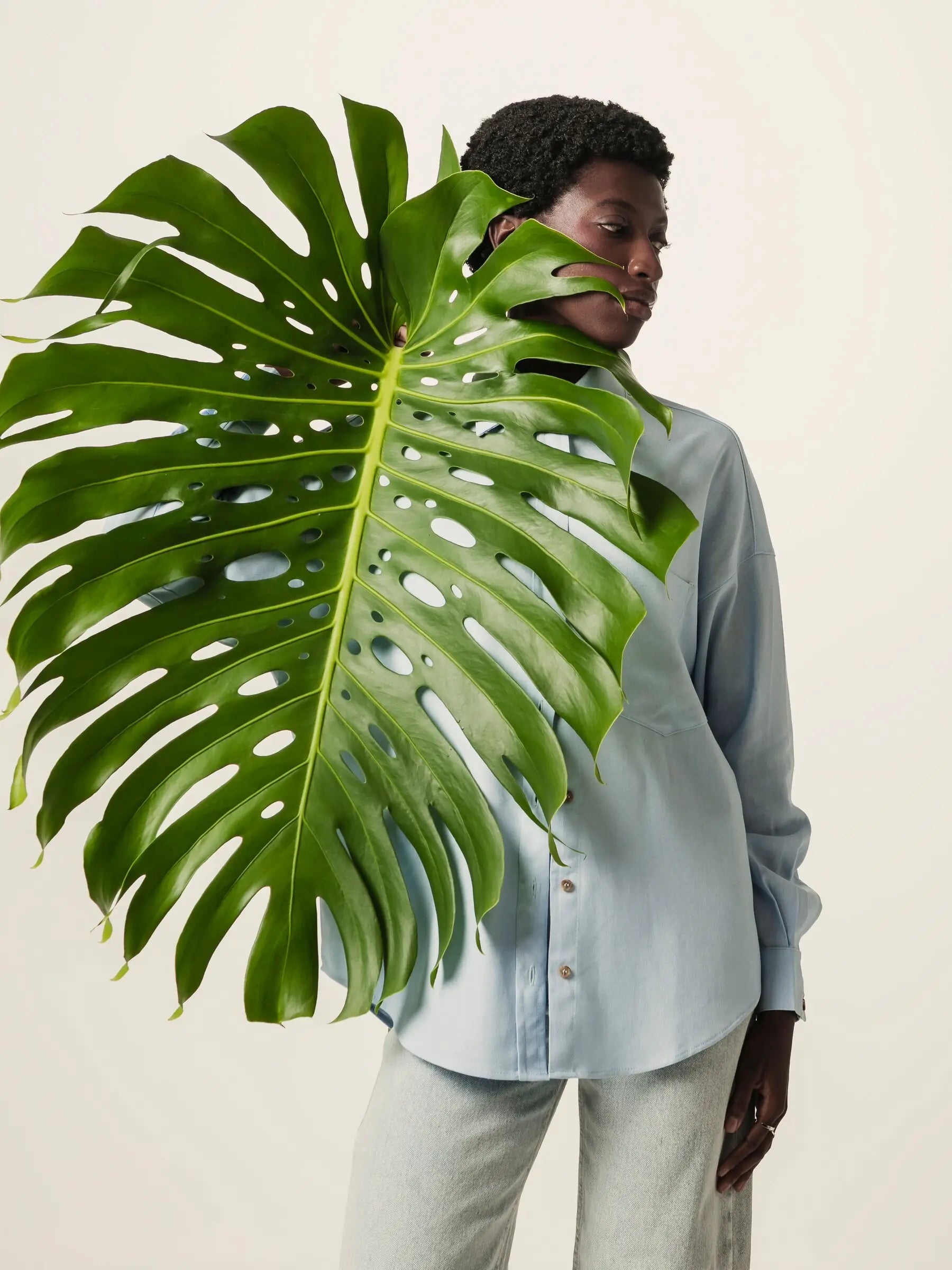 Camisa Oversized Cupuaçu de Linho e Viscose FSC™ Azul Claro. Compre online moda sustentável e atemporal na Minimadeia, marca slow fashion de roupas femininas sustentáveis. Foto lookbook JUN26 15