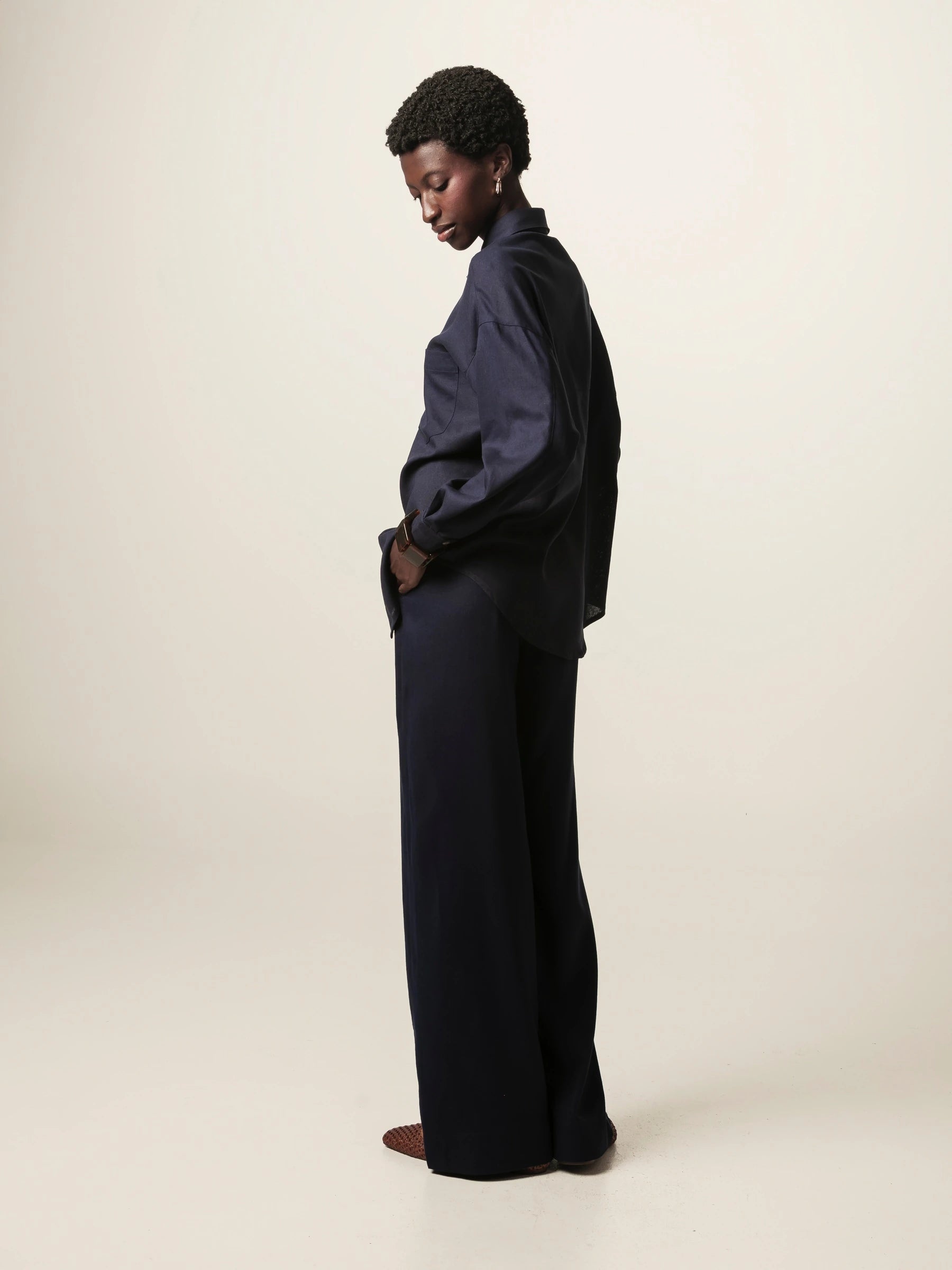 Camisa Oversized Cupuaçu de Linho e Viscose FSC™ Azul Escuro. Compre online moda sustentável e atemporal na Minimadeia, marca slow fashion de roupas femininas sustentáveis. Foto lookbook JUN26 02