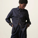Camisa Oversized Cupuaçu de Linho e Viscose FSC™ Azul Escuro. Compre online moda sustentável e atemporal na Minimadeia, marca slow fashion de roupas femininas sustentáveis. Foto lookbook JUN26 03