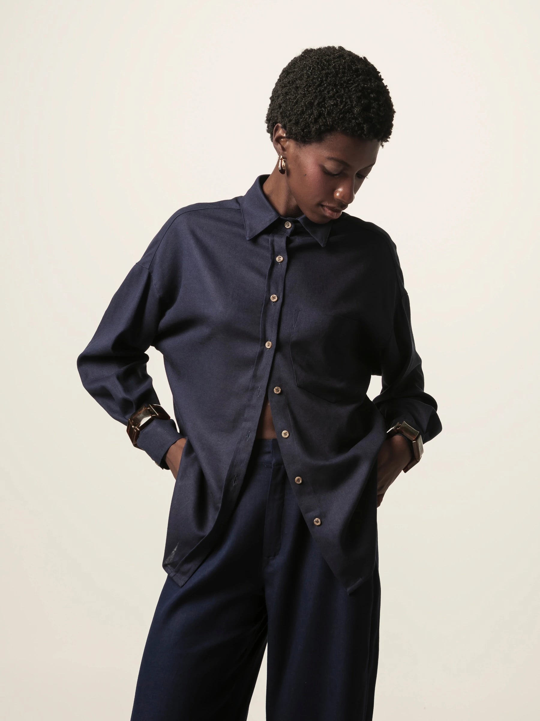 Camisa Oversized Cupuaçu de Linho e Viscose FSC™ Azul Escuro. Compre online moda sustentável e atemporal na Minimadeia, marca slow fashion de roupas femininas sustentáveis. Foto lookbook JUN26 03