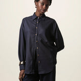Camisa Oversized Cupuaçu de Linho e Viscose FSC™ Azul Escuro. Compre online moda sustentável e atemporal na Minimadeia, marca slow fashion de roupas femininas sustentáveis. Foto lookbook JUN26 04