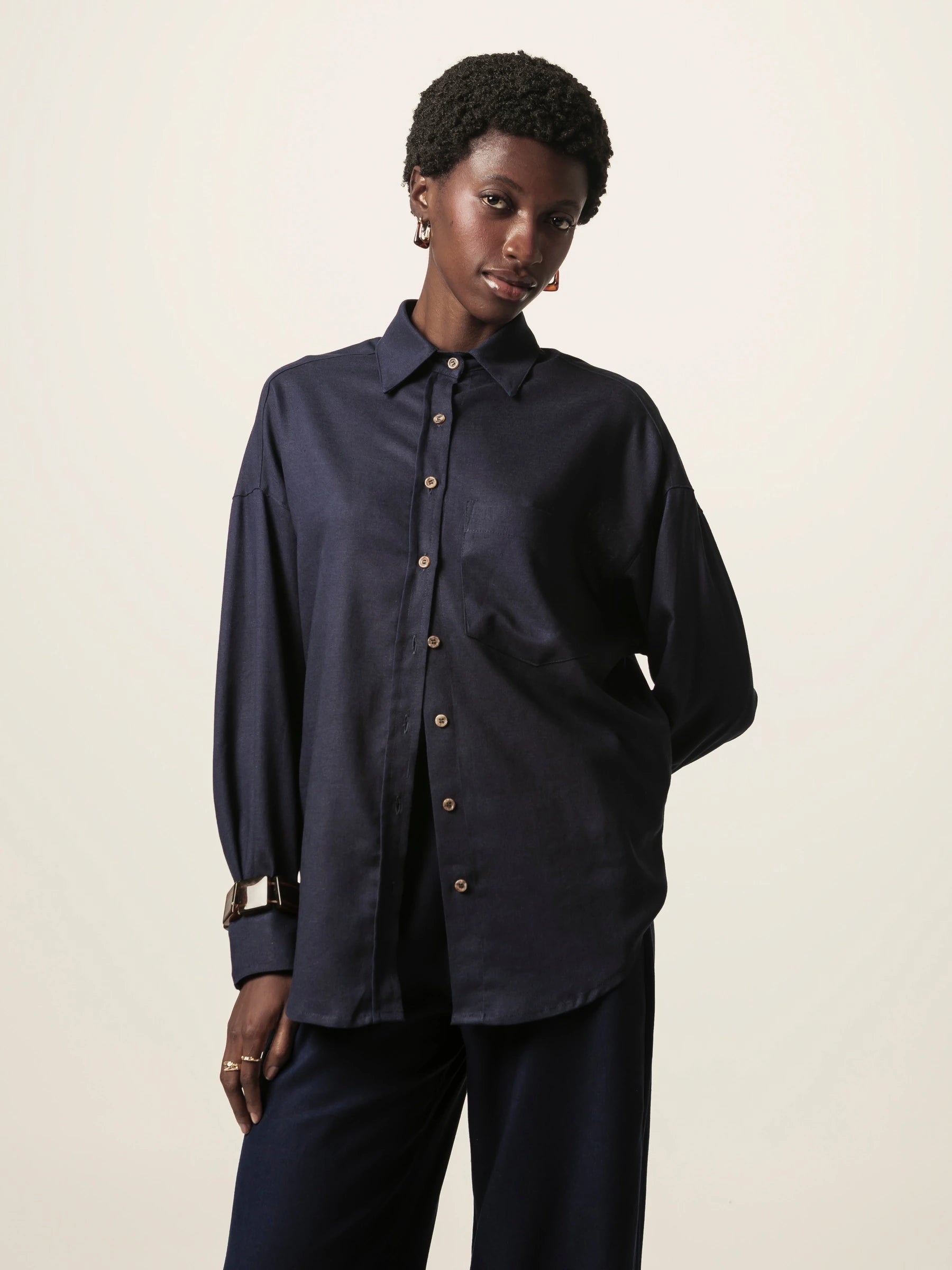 Camisa Oversized Cupuaçu de Linho e Viscose FSC™ Azul Escuro. Compre online moda sustentável e atemporal na Minimadeia, marca slow fashion de roupas femininas sustentáveis. Foto lookbook JUN26 04
