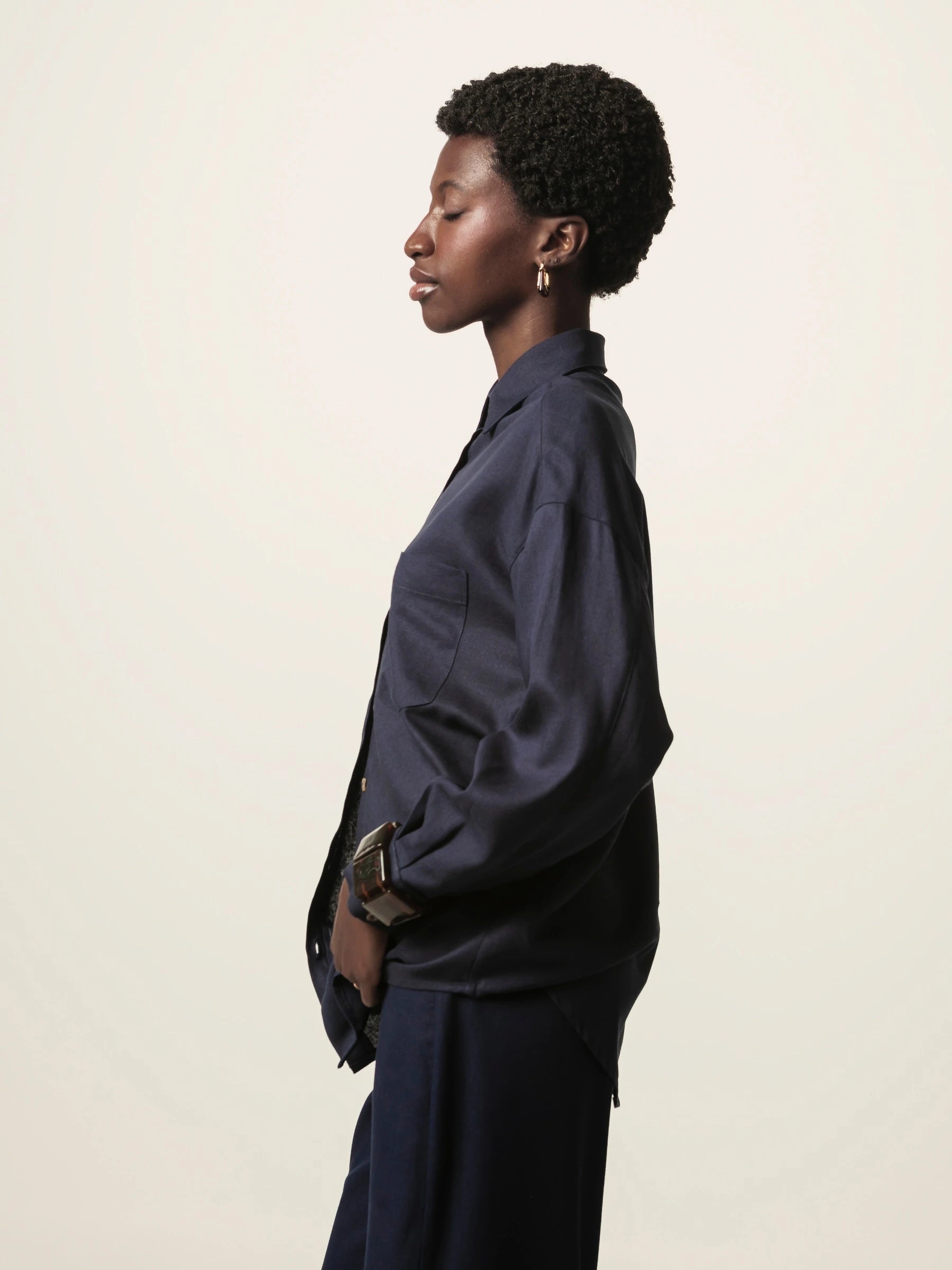 Camisa Oversized Cupuaçu de Linho e Viscose FSC™ Azul Escuro. Compre online moda sustentável e atemporal na Minimadeia, marca slow fashion de roupas femininas sustentáveis. Foto lookbook JUN26 05