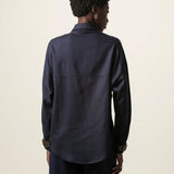 Camisa Oversized Cupuaçu de Linho e Viscose FSC™ Azul Escuro. Compre online moda sustentável e atemporal na Minimadeia, marca slow fashion de roupas femininas sustentáveis. Foto lookbook JUN26 06