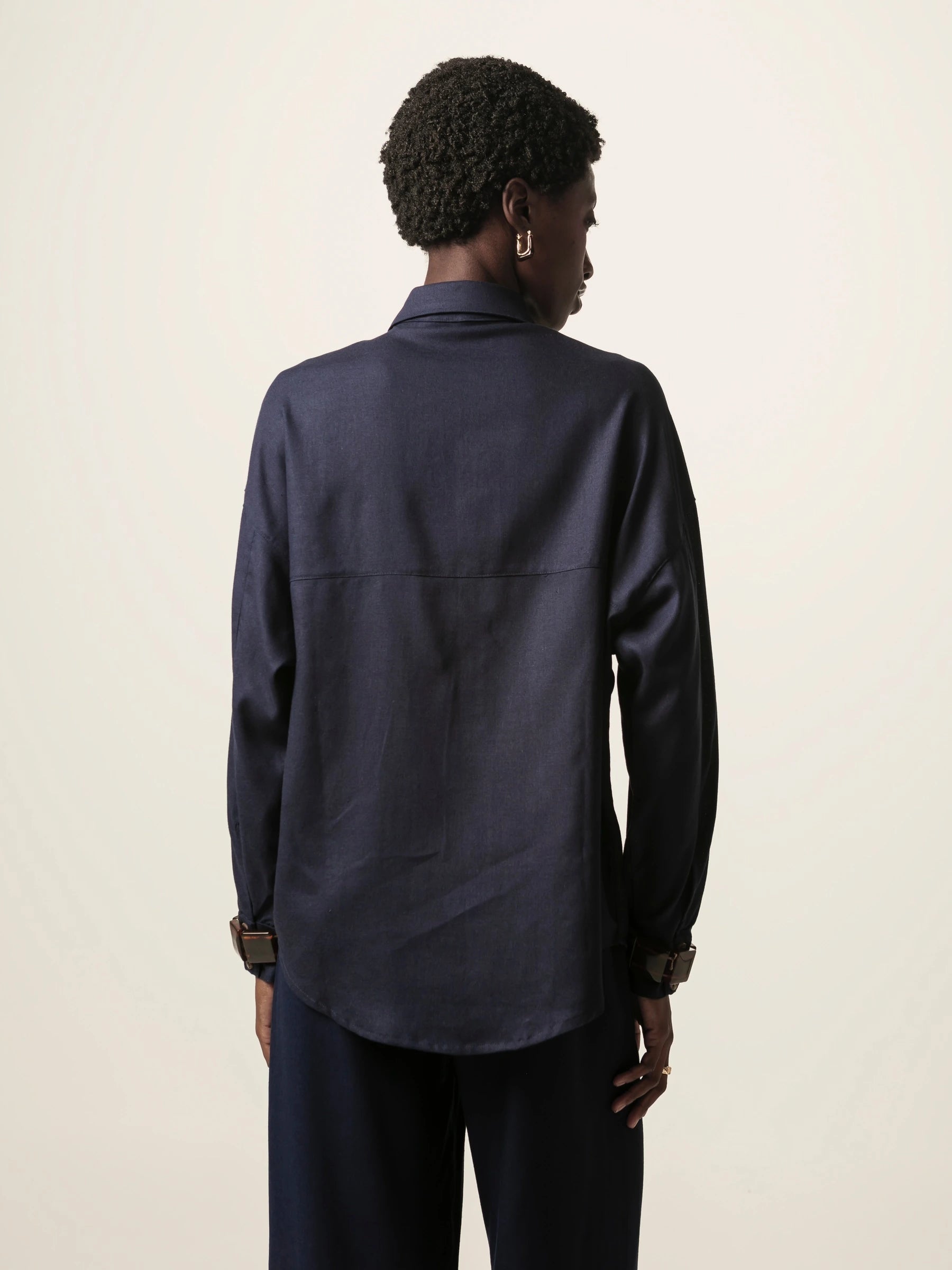 Camisa Oversized Cupuaçu de Linho e Viscose FSC™ Azul Escuro. Compre online moda sustentável e atemporal na Minimadeia, marca slow fashion de roupas femininas sustentáveis. Foto lookbook JUN26 06