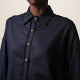 Camisa Oversized Cupuaçu de Linho e Viscose FSC™ Azul Escuro. Compre online moda sustentável e atemporal na Minimadeia, marca slow fashion de roupas femininas sustentáveis. Foto lookbook JUN26 07