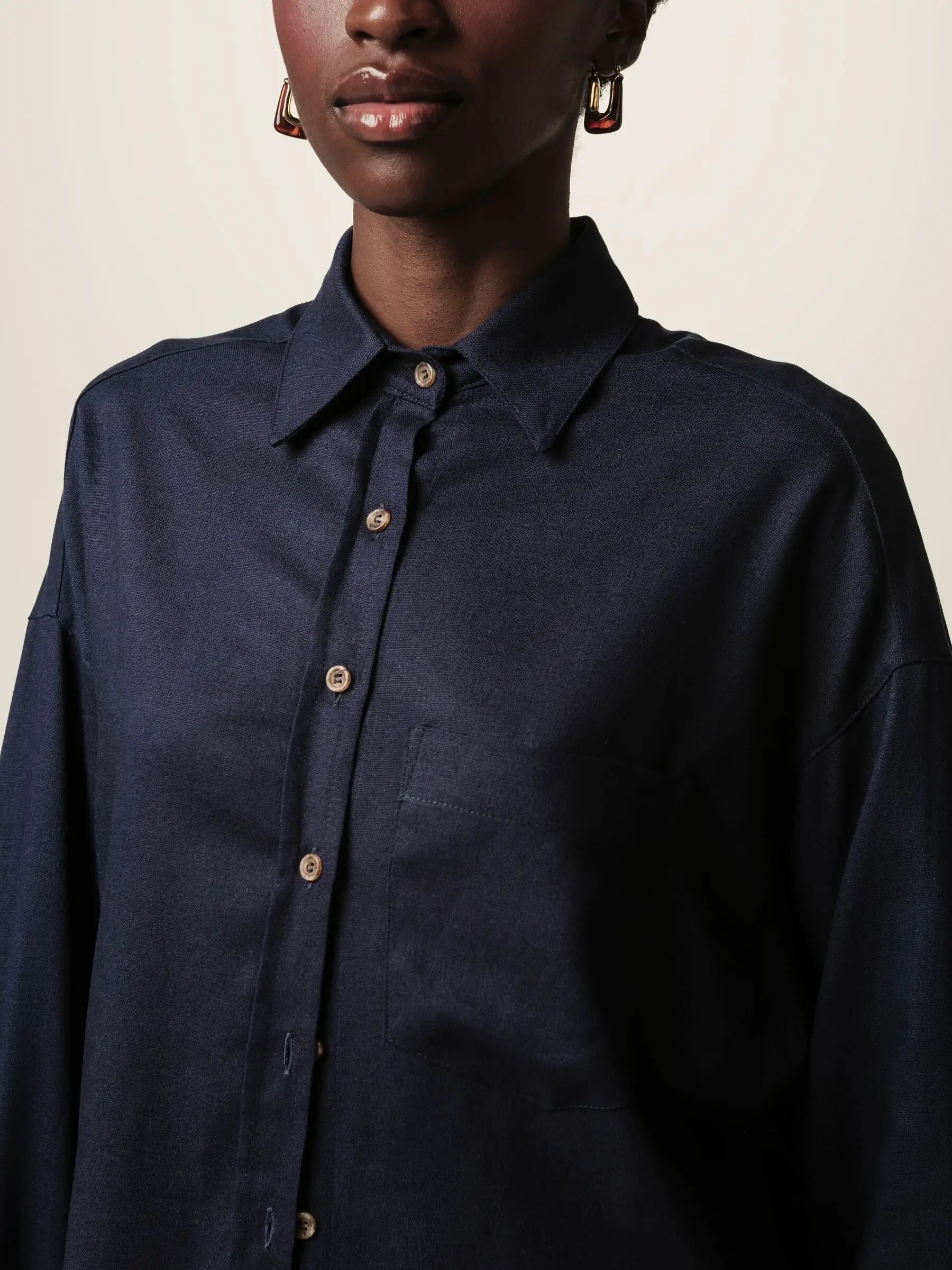 Camisa Oversized Cupuaçu de Linho e Viscose FSC™ Azul Escuro. Compre online moda sustentável e atemporal na Minimadeia, marca slow fashion de roupas femininas sustentáveis. Foto lookbook JUN26 07