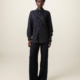 Camisa Oversized Cupuaçu de Linho e Viscose FSC™ Azul Escuro. Compre online moda sustentável e atemporal na Minimadeia, marca slow fashion de roupas femininas sustentáveis. Foto lookbook JUN26 10