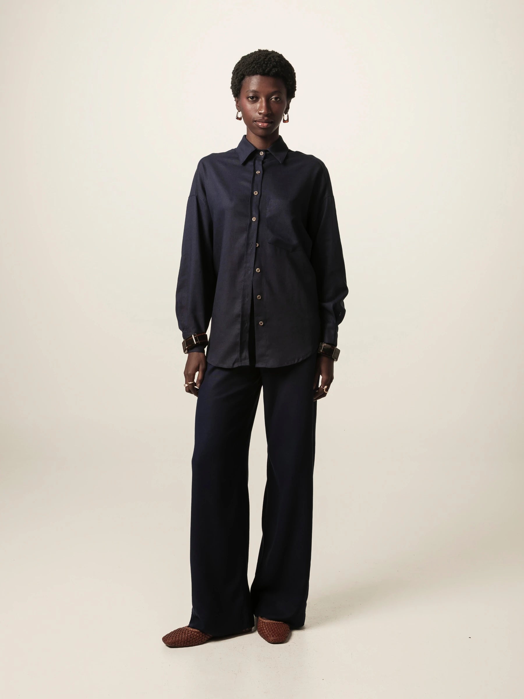 Camisa Oversized Cupuaçu de Linho e Viscose FSC™ Azul Escuro. Compre online moda sustentável e atemporal na Minimadeia, marca slow fashion de roupas femininas sustentáveis. Foto lookbook JUN26 10