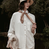 Camisa Oversized de Linho Cupuaçu Branca Off White. Compre online moda sustentável e atemporal na Minimadeia. Roupas femininas estilosas, básicas e sustentáveis. Foto produto SET26 03