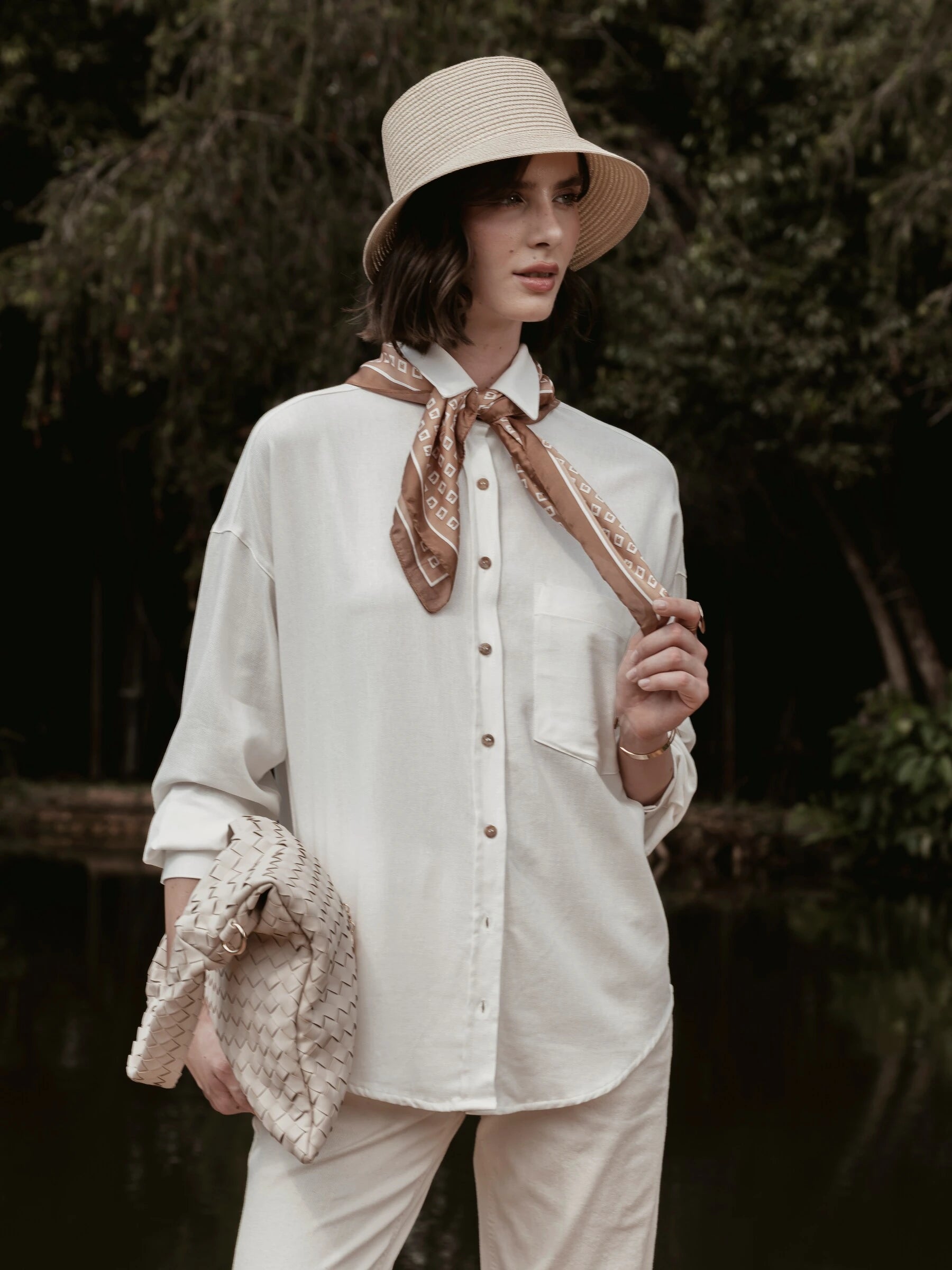 Camisa Oversized de Linho Cupuaçu Branca Off White. Compre online moda sustentável e atemporal na Minimadeia. Roupas femininas estilosas, básicas e sustentáveis. Foto produto SET26 03