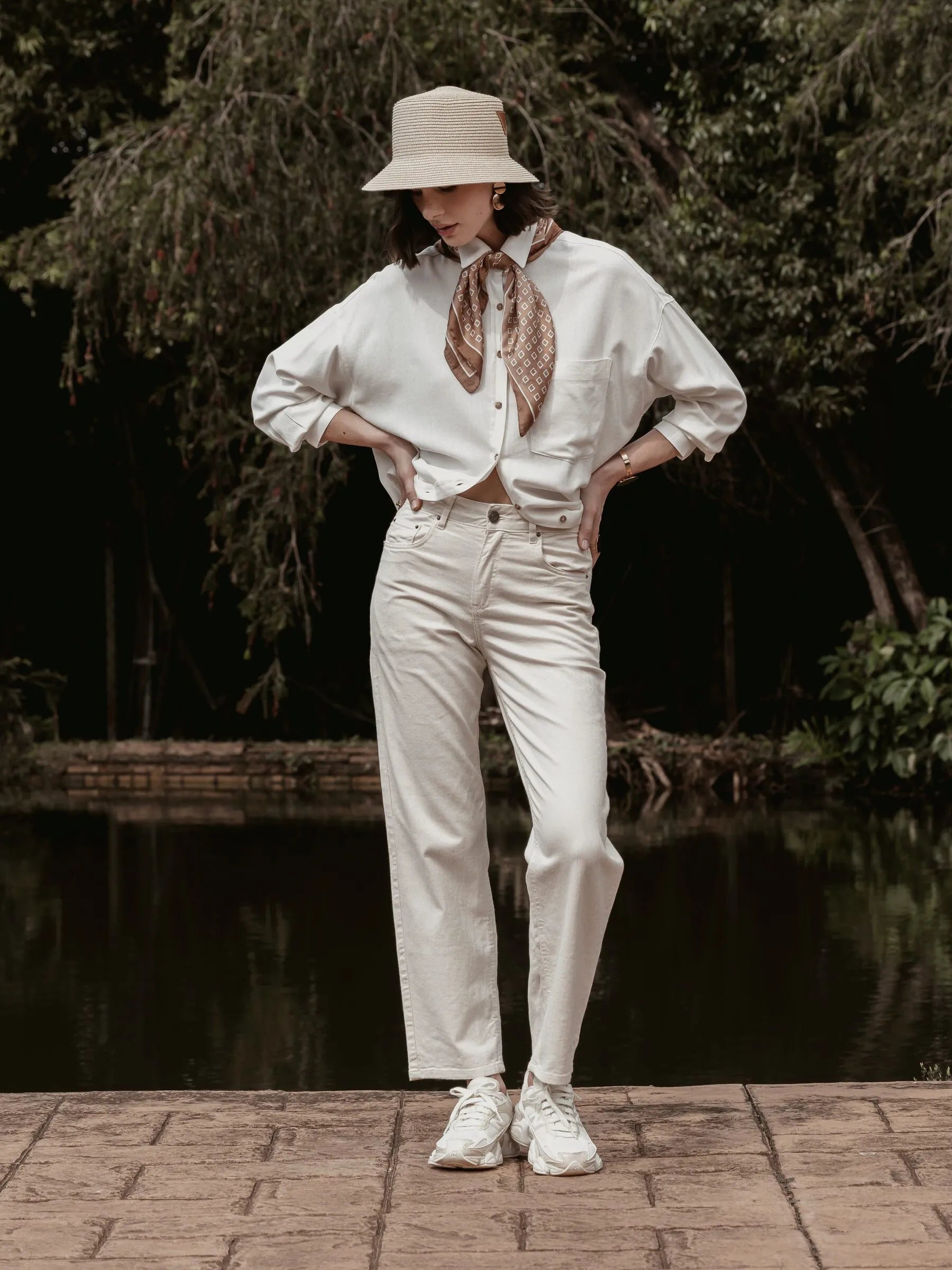 Camisa Oversized de Linho Cupuaçu Branca Off White. Compre online moda sustentável e atemporal na Minimadeia. Roupas femininas estilosas, básicas e sustentáveis. Foto produto SET26 05