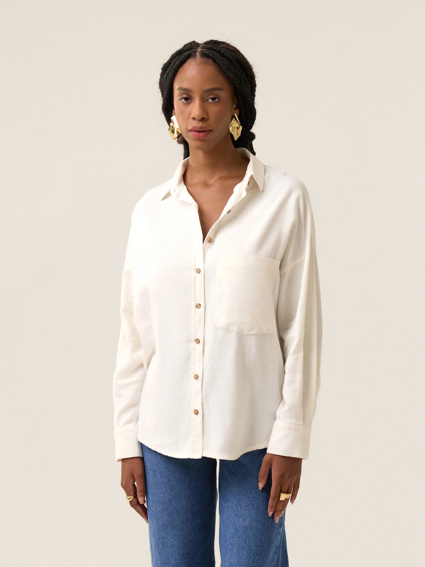 Camisa Oversized de Linho Cupuaçu Branca Off White. Compre online moda sustentável e atemporal na Minimadeia. Roupas femininas estilosas, básicas e sustentáveis. Foto produto 11