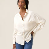 Camisa Oversized de Linho Cupuaçu Branca Off White. Compre online moda sustentável e atemporal na Minimadeia. Roupas femininas estilosas, básicas e sustentáveis. Foto produto 13