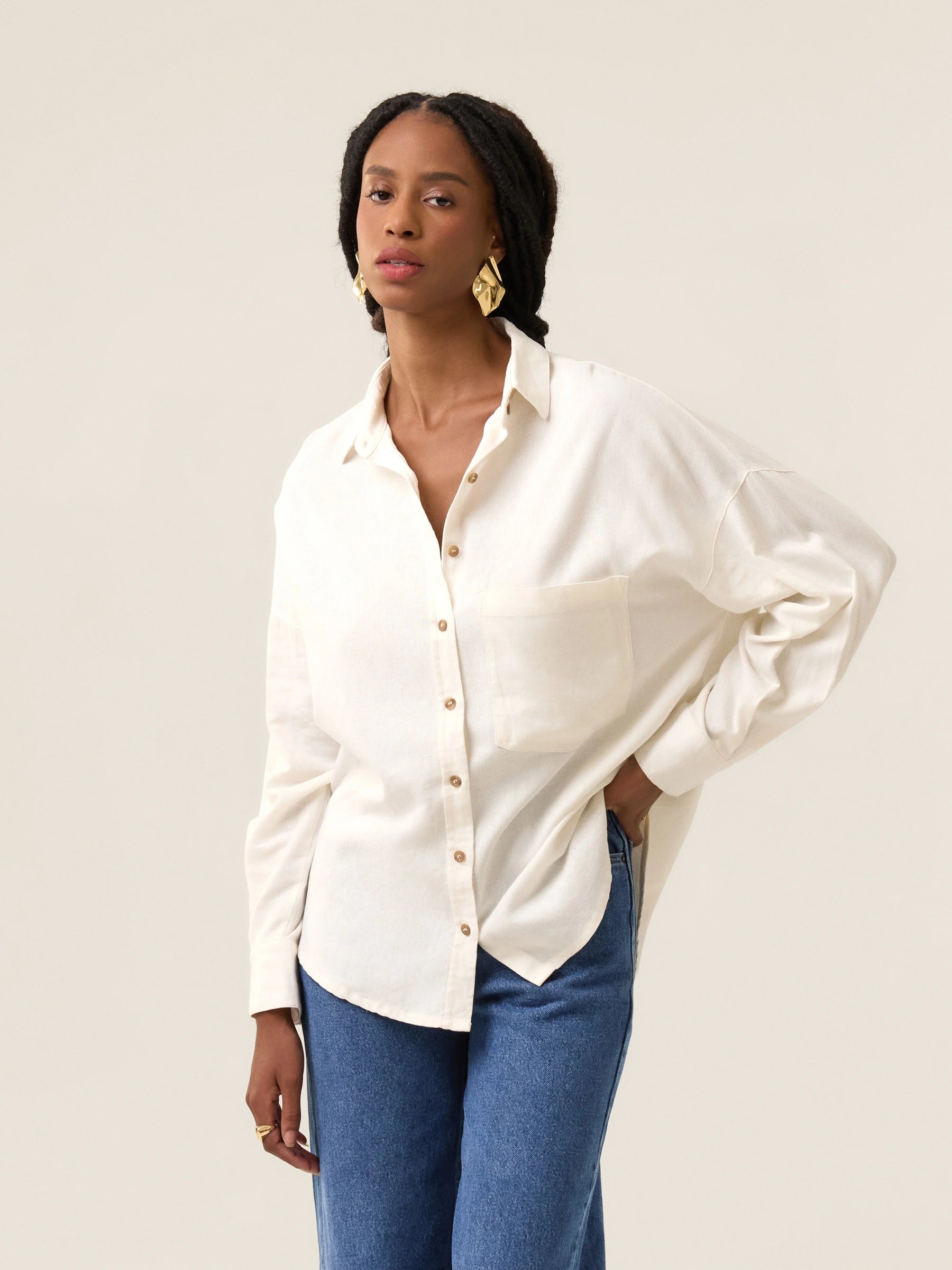 Camisa Oversized de Linho Cupuaçu Branca Off White. Compre online moda sustentável e atemporal na Minimadeia. Roupas femininas estilosas, básicas e sustentáveis. Foto produto 13